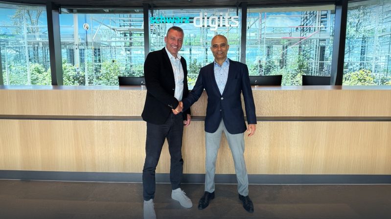 Christian Müller, CEO von Schwarz Digits (links) und Vivek Mahajan, CTO bei Fujitsu besiegeln die strategische Partnerschaft der beiden Unternehmen.(Bild:  Schwarz Digits)