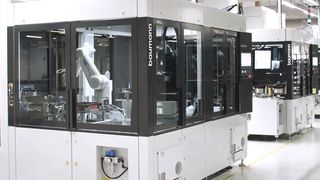 In einer Roboterzelle zur Lichtschrankenmontage in der 4.0 Now Factory von Sick in Freiburg-Hochdorf wird durch den Einsatz von Lichttastern mit integriertem Load Mapping der Bestückungsprozess optimiert. (Sick)