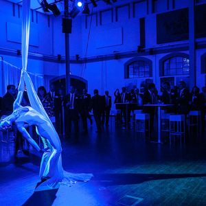 Überraschung für die Gäste des Pfanneberg-Empfangs: Eine eindrucksvolle Artistik-Darbietung in der Alten Hagenbeck’schen Dressurhalle.