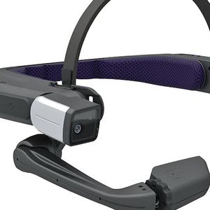 Beim Head Mounted Tablet handelt es sich nicht wirklich um eine Datenbrille, sondern vielmehr um ein individuell einstellbares Mikrodisplay. Eine integrierte Kamera ermöglicht das einfache Aufnehmen von Videos.