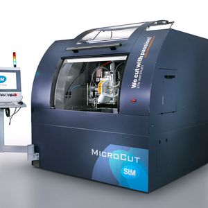 Blick auf die Microcut von STM Waterjet. Sie ebnet den Weg in einen noch relativ junge Disziplin des Wasserstrahlschneidens: Die Mikrobearbeitung!