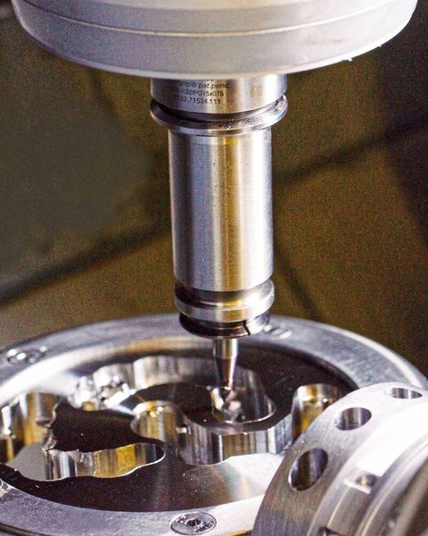 Zum Fräsen von Implantaten und Prothesen zum Beispiel aus Chrom-Cobalt-Legierungen nutzen die Zahntechniker Werkzeuge bis 4 mm Durchmesser, die mit dem hydromechanischen Spannsystem powRgrip in gut dämpfende und exakt rundlaufende Spannzangen PG15 eingespannt sind.  (Phibo)