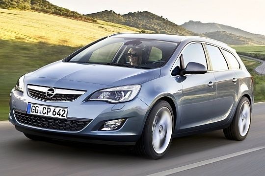 Mit dem Astra Sports Tourer lässt Opel sein klassisches, kastenartiges Kombidesign auch in der Kompaktklasse fallen. (Archiv: Vogel Business Media)