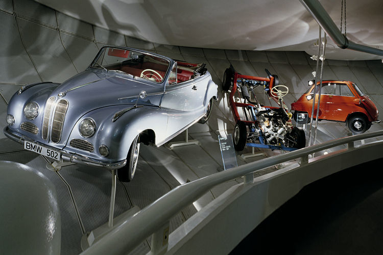 Blick ins BMW-Museum am Münchner Petuelring: Die „Barockengel“ BMW 501/502 und die Isetta prägten die fünfziger Jahre. (BMW)