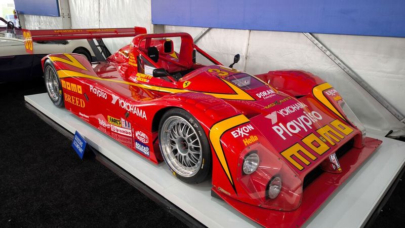 Dieser Ferrrari 333 SP Evoluzione von 1995 wechselte für 4,64 Mio. Euro seinen Besitzer. Mit diesem Modell t kehrte der Hersteller zurück in die IMSA-Wettbewerbe für Sport-Prototypenwagen. Der Motor, ein 12-Zylinder-V-Motor mit fünf Ventilen pro Zylinder und einem Hubraum von 3.997 cm³, leistet etwa 650 PS und wurde direkt von dem Formel-1-Motor von 1992 abgeleitet. (Bild: classic analytics)