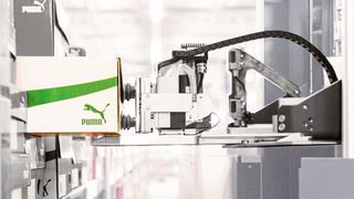 Per Unterdruck werden die Waren aus dem Regal genommen. Eine Metallzunge schließt vor dem Ansaugen die Lücke zwischen Regalboden und dem Logistikroboter. Sowohl das Ausfahren der Zunge als auch das Bewegen des Greifarms übernehmen bürstenlose DC-Servomotoren von Faulhaber. (Bild: Magazino)