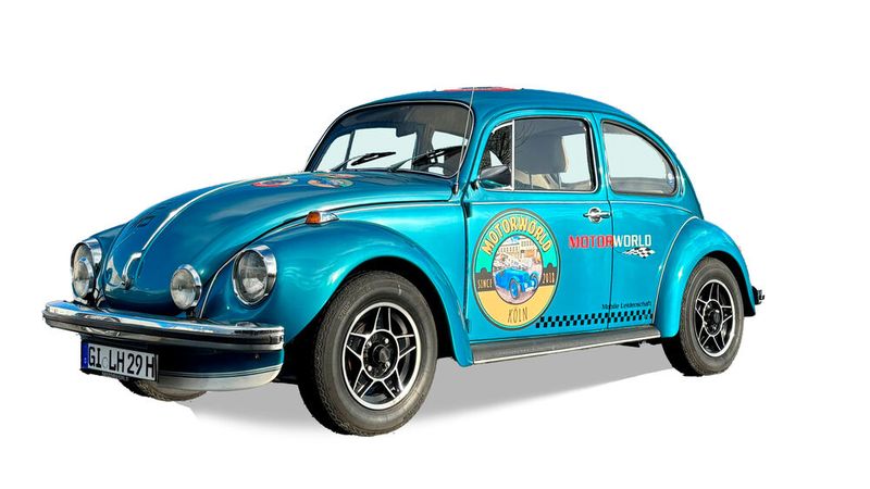 9. Preis: Der VW Käfer 1302, Baujahr 1971 wird er von einem luftgekühlten 1,3-Liter-Boxermotormit 44 PS bei 4.100 U/min, der für seine Langlebigkeit und einfache Wartung berühmt ist. Mit einem Gewicht von etwa 870 kg bietet der Käfer ein lebhaftes Fahrerlebnis und ist dank seines Heckantriebs und der kompakten Abmessungen besonders wendig. Das Fahrwerk des 1302 ist durch die McPherson-Federbeine vorne für einen Käfer ungewöhnlich komfortabel. Der Innenraum ist zweckmäßig und charmant, mit einer klaren Instrumententafel und bequemen Sitzen. Heute ist der Käfer einer der beliebtesten Oldtimer in Deutschland und noch immer sind über 44.000 Käfer zugelassen. Gespendet von Motorworld. (Bild: Lebenshilfe Gießen)