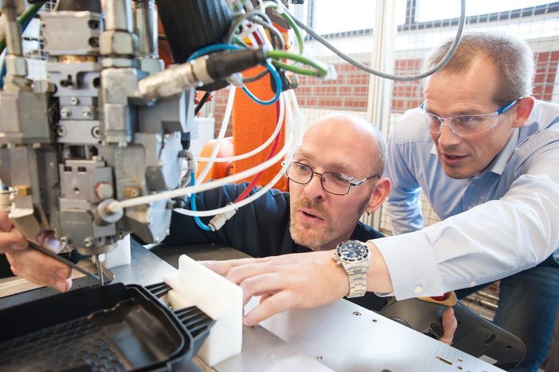 PUR-Dichtung in der Mache bei Pöppelmann. (Bild: Pöppelmann)