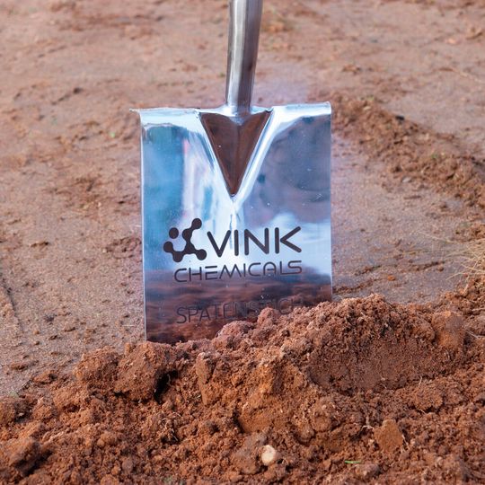 Mit einem symbolischen ersten Spatenstich startete am 10. November der Bau des neuen Chemiewerks von Vink Chemicals in Schwerin.(Bild:  Vink Chemicals)