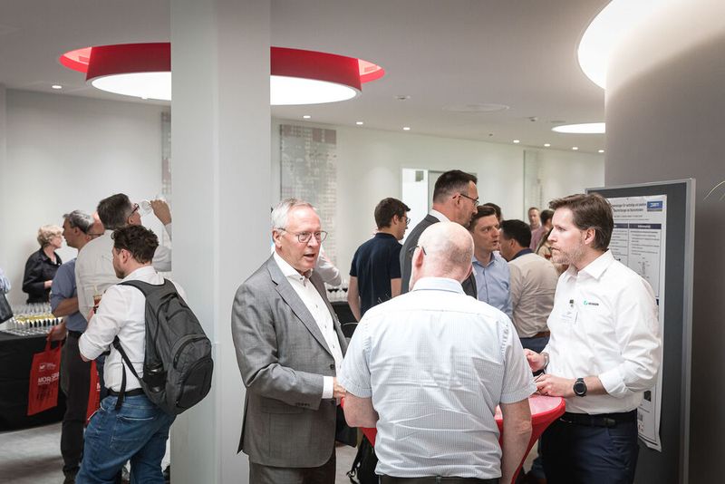 Anwenderkongress Steckverbinder 2023: Tag 1 mit Basisseminaren, Podiumsdiskussion und Posterslam. (Bild: Stefan Bausewein)
