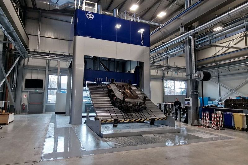 Die Gigacasting-Tuschierpresse MIL 409 von Millutensil ragt 11 Meter hoch in die neue Halle beim Druckgussformspezialisten Vetimec. Die Presse ist gegenüber ihren kleineren Geschwistern aus der MIL-Baureihe eine komplette Neuentwicklung mit  innovativen Lösungen – kompromisslos in Sachen Sicherheit und Bedienkomfort für die Werkzeugbau-Mitarbeiter.(Bild:  Vetimec)