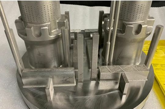 (Zwei IMI-Drosselventile auf einer Bauplatte nach dem Metall-3D-Druck mit Velo3D Sapphire – im Jahr 2021. Dieses Ventil wurde im Rahmen des Projekts für verteilte Fertigung 2022 erneut an sechs verschiedenen Standorten gedruckt. Bildquelle: Velo3D)