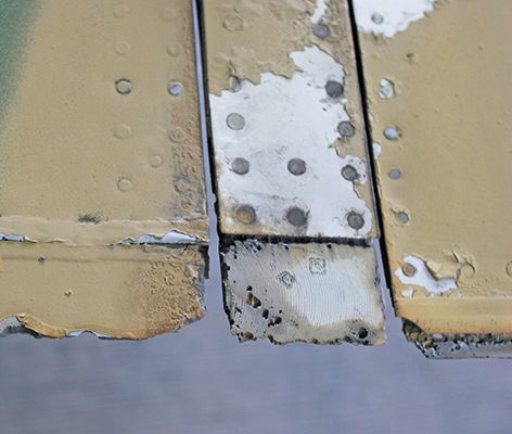 Korrodierte Tragflügelendkante einer sowjetischen MIG 21: Mittels Plasma und Primer lässt sich das verhindern. (Innovent)