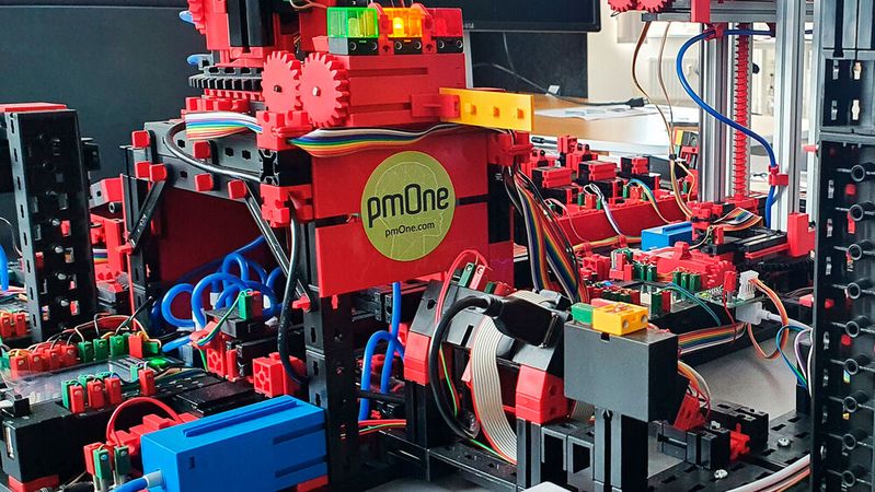 Mit der Fischertechnik Lernfabrik 4.0 testet die Pm One Group aktuelle Technologien für Industrial IoT und Edge Computing.(Bild:  Fischertechnik / Pm One)