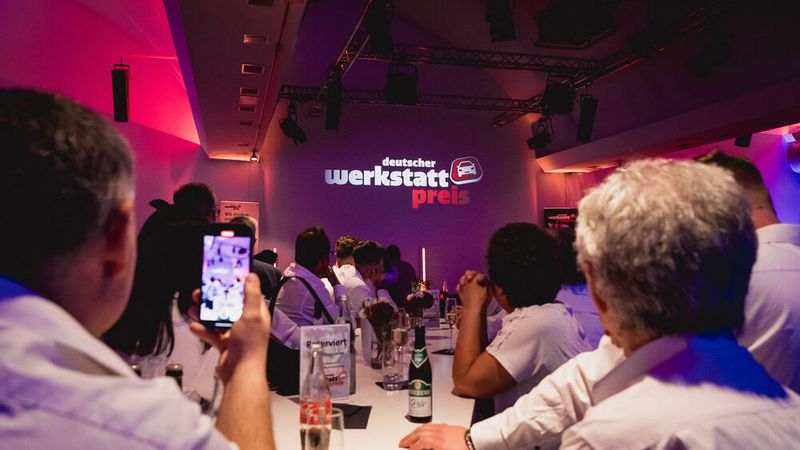 Jeder Betrieb wurde mit einem kurzen Clip genauer vorgestellt.  (Bild: Stefan Bausewein)