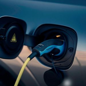 Zum Modelljahr 2021 gibt es das SUV als Plug-in-Hybrid mit einer Systemleistung von 251 kW (390 PS).(Bild:  Volvo)