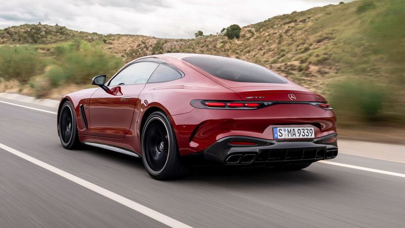 Die Designer in Affalterbach übernahmen die Grundform des fast 20 Zentimeter kürzeren Vorgängers, samt markantem, von einem ausfahrbaren Spoiler gekrönten Rundheck. (Bild: Mercedes-AMG)