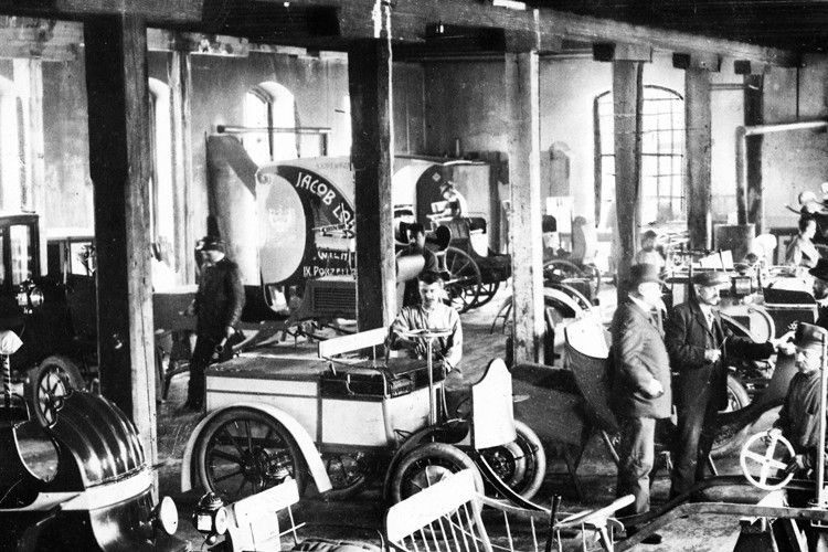 Die österreichischen Lohner-Werke um das Jahr 1900. Der Egger Lohner C2 steht hinten links. (Fotop: Porsche)