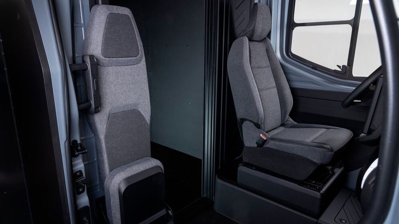 Wenn der Fahrer mit einem Paket in den Armen aussteigt, kann er die besonders leichte Schiebetür auf der Beifahrerseite mit den Ellbogen öffnen.  (Bild: Renault)