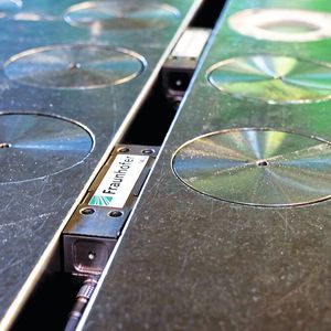 Nachrüstung von Sensorik: „SmartNOTCH“ wird hier etwa in die T-Nuten einer Presse eingebaut und überwacht dort – in der Edge – kontinuierlich und automatisiert die Produktionsprozesse. So hat man quasi einen „intelligenten“ Nutenstein in der Maschine. (Bild: Fraunhofer CCIT)