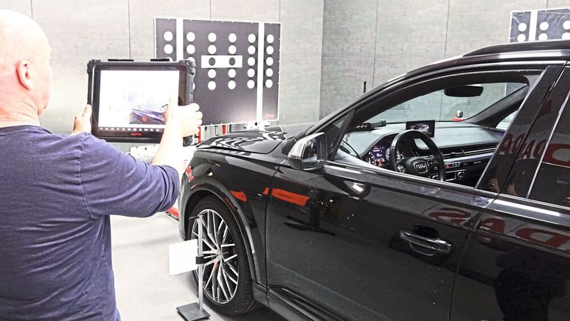Mittlerweile gibt es zahlreiche "Universalsysteme", mit denen auch freie Werkstätten in Sachen FAS/ADAS allen voran die Kameras hinter Frontscheiben kalibrieren und einstellen können. Doch deren Bedarf ist offenbar begrenzt.(Bild:  Dominsky – »kfz-betrieb«)