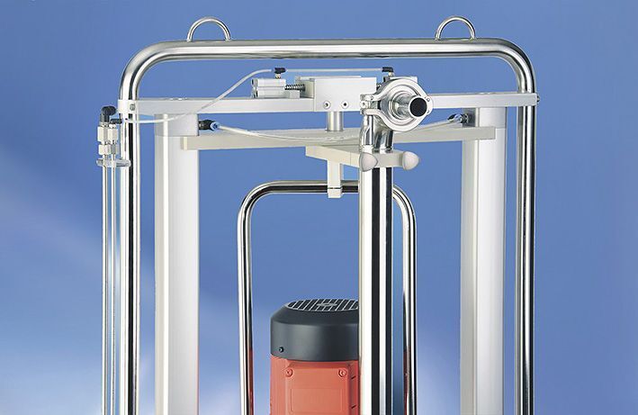 Dank seiner Transportvorrichtung lässt sich das Fassentleerungssystem per Kran oder Gabelstapler einfacher zum Fass transportieren.  (Bild: flux Geräte)