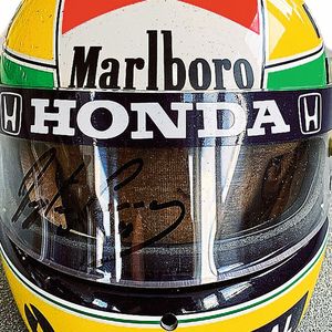 Sie finden 100.000 Euro sind viel für ein Auto bzw. einen Oldtimer? Das sieht der neue Inhaber des Sturzhelms von Ayrton Senna aus der Formel-1-Saison von 1988 vermutlich anders. Ihm war das gute Stück stolze 102.000 Euro wert.(Bild:  Seidel)