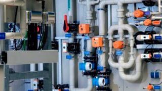 In der Anlage von Envirofalk kann das Komplettsystem von GF Piping Systems gleich mehrere Vorteile ausspielen, zum Beispiel eine Beständigkeit gegenüber verschiedenen Chemikalien. (Envirofalk)