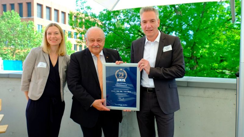 »kfz-betrieb« mit Chefredakteur Wolfgang Michel (r.) und die Ausbildungsmedien »autoFACHMANN« und »autoKAUFMaNN« mit Julia Moßner (l.) wünschten Präsident Jürgen Karpinski weiterhin eine gute Zeit für den Landesverband. (Bild: Zietz/»kfz-betrieb«)