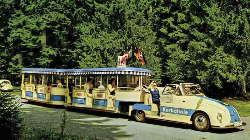 Beliebt waren die schienenlosen Züge gerade auch in Kurorten, wo sie als typische „Kurbähnle“ im Einsatz waren. (Bild: Sammlung porschelok.de)