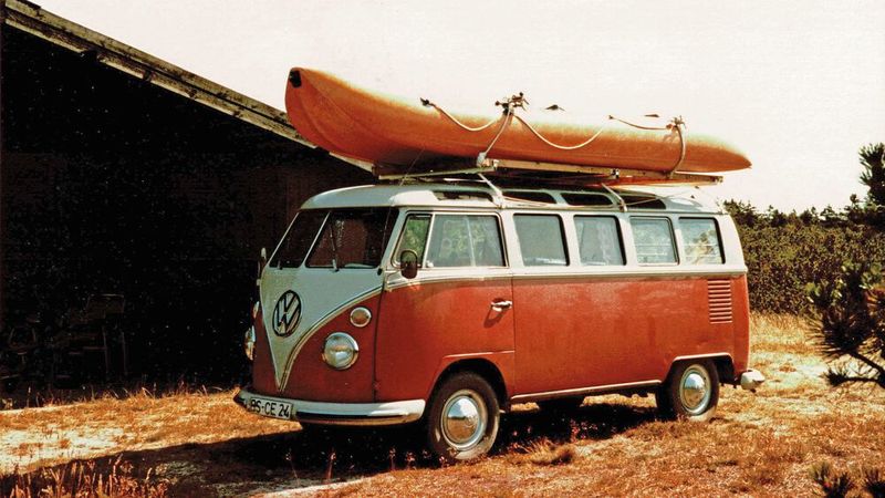 1965 kaufen sich der Volkswagen-Mitarbeiter Horst Schönbach und seine Frau Renate einen gebrauchten Bulli, genauer gesagt einen Samba. Mit ihm unternahm die Familie zahlreiche Reisen. (Bild: Familie Schönbach)
