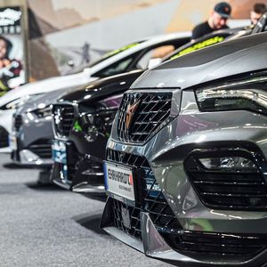 Insgesamt 130 Aussteller präsentierten 37 Automarken. Die Hersteller und Importeure selbst halten sich bislang von der Messe fern.(Bild:  Viveart/ Patricia Schumann)