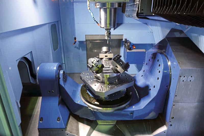 Das 5-Achsen-Vertikal-Bearbeitungszentrum MAM72-70V jetzt mit erstklassiger Zugänglichkeit. (Matsuura)