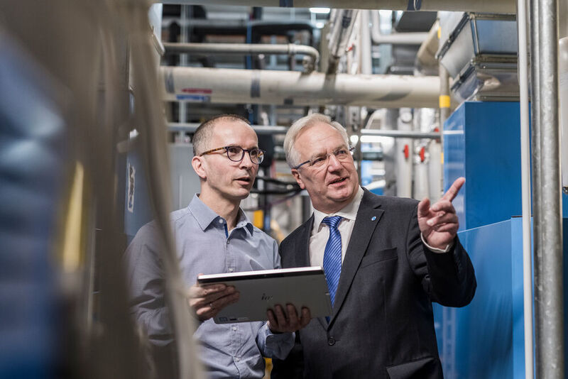 „Miss es oder vergiss es“, ist die Devise von Achim Zerbst (links), Wago-Facility-Manager und Kopf der Energiemanagementteams, sowie Falko Kowald (rechts), technischer Geschäftsführer von Galek & Kowald. (Wago)