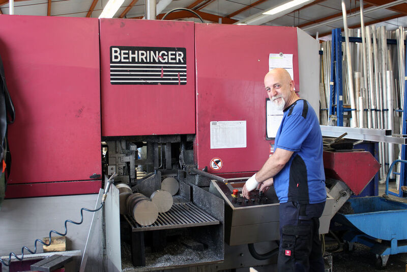 Auf einer älteren Hochleistungsbandsäge des Typs HBM 360 A erledigt der IBL-Betriebsleiter Bernd Schleinig alle Schnittaufgaben über den gesamten anfallenden Materialmix. (Behringer)