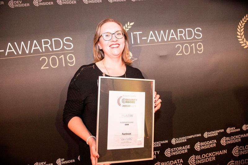 Kathrin Bachhofer hat angesichts des Platin-Awards für Fortinet guten Grund zur Freude. (Bild: artful rooms / VIT)