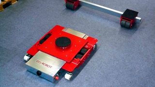 Der „Robot-10“ ist für Schwerlasten bis zu 10 t ausgelegt. Seine Antriebsenergie kommt von einem 24-V-Lithium-Polymer-Akku. (Kramp)