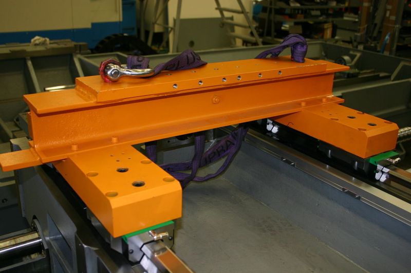 5 Prüfschlitten  ... von DECKEL MAHO Pfronten; Überprüfung der Maschinengeometrie (X-Achse) und Justierung der Führungsschienen. (Archiv: Vogel Business Media)
