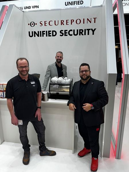 „Krimi-Kaffee“ bekam man bei (v. l.) Lajos Sperling, Maximilian Senff und René Hofmann (Securepoint).  (Bild: Vogel IT-MEDIEN)