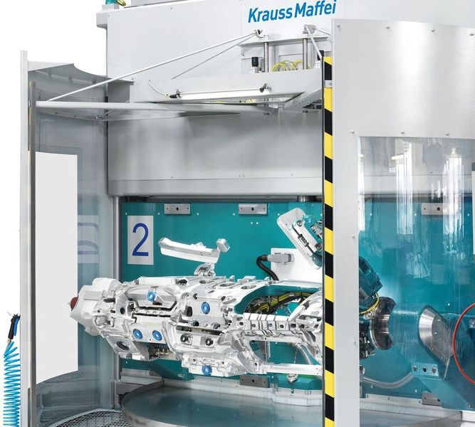 Routing Star heißt diese Krauss-Maffei-Fräsanlage, die ein weiteres PSE-Europ-Exponat der Münchener sei, welche die Nacharbeit an einfachen oder auch komplexen Kunststoffteilen produktiver machen soll. (Krauss-Maffei)