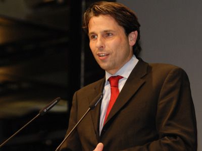 Porsche Marketing-Chef Klaus Zellmer ließ es sich nicht nehmen, die außergewöhnliche Persönlichkeit von Christina Degenhart hervorzuheben. (Archiv: Vogel Business Media)