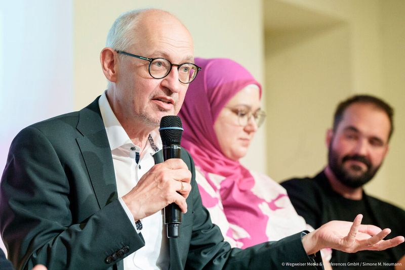 Auch die Rolle der öffentlichen IT-Dienstleister ändert sich. Im Rahmen der Zukunftswerkstatt stellte govdigital-CEO Martin Schallbruch die neue Strategie 2030 vor. Rechts im Bild: Zehra Öztürk, Senatskanzlei FHH, und Frederik Blachetta, Bundesdruckerei Gruppe. (Bild: © Wegweiser Media & Conferences GmbH / Simone M. Neumann)