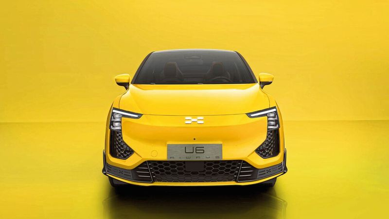 Die Frontansicht des U6 zeigt klare Ähnlichkeiten mit dem SUV U5. (Bild: Aiways)