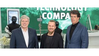 Georg F. W. Schaeffler, Familiengesellschafter und Aufsichtsratsvorsitzender der Schaeffler AG, Artem Sokolov, CEO und Gründer von Humanoid und Klaus Rosenfeld, Vorsitzender des Vorstands der Schaeffler AG (v.l.), besiegelten die Technologiepartnerschaft auf der CES in Las Vegas.  (Bild: Schaeffler/eVision Media)