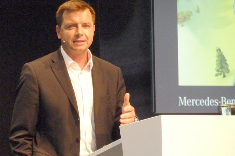 „Effizienz ist die Summe der Details (...) der Verbrauchsvorteil unserer Fahrzeuge liegt aktuell bei rund zehn Prozent“, sagt Michael Dietz, Marketingleiter der Mercedes-Benz Trucks von Daimler. (Wolfgang Pester)