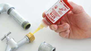 Loctite 5776 verhindert selbstständiges Losdrehen von Metallgewinden sowie Undichtheiten, die durch Stöße und Vibrationen entstehen können.  (Bild: Henkel)