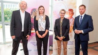 Opening vom „6G-Life-Forschungshub“: Prof. Frank Fitzek, 6G-Life Program Manager Sarah Franke, TUD-Rektorin Prof. Ursula M. Staudinger und der Sächsische Ministerpräsident Michael Kretschmer. (Sebastian Weingart)