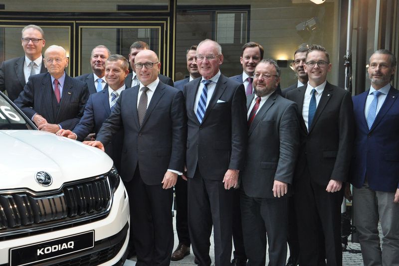 Ein Bekenntnis zur gemeinsamen Zukunft kam auch von den Gästen der Jubiläumsveranstaltung: (vordere Reihe v. li.) der Geschäftsführer von Skoda Auto Deutschland, Frank Jürgens, Ex-Konzernlenker Carl H. Hahn, VDS-Präsident Thomas Peckruhn, Skoda-Vorstandsvorsitzender Bernhard Maier und sein Vorvorgänger Detlev Wittig. (Grimm / »kfz-betrieb«)