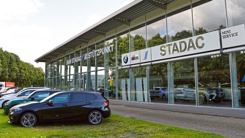 An fünf Standorten rund um Hamburg ist STADAC aktiv. Die Jury des Digital Automotive Awards war zu Besuch in Buchholz in der Nordheide. (Karin Bayha)