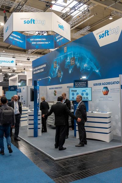 Softing zeigte unter anderem seine Edge-Connector-Produkte, die es ermöglichen, Produktionslinien und Maschinen sicher mit der Cloud zu verbinden. Zum Einsatz kommt hier die Docker-Container-Technologie. Über einen eingebundenen OPC-UA-Server soll eine einfache und sichere Datenanbindung an übergeordnete Management-Systeme, wie ERP, MES oder SCADA möglich sein. (Bild: Vogel Communications Group)